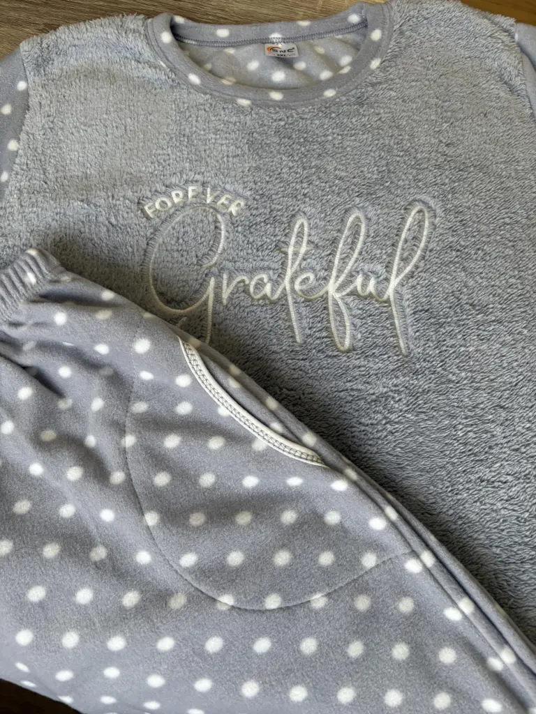 Тепла жіноча піжама з флісу великих розмірів «Forever Grateful», сіра — фото 4