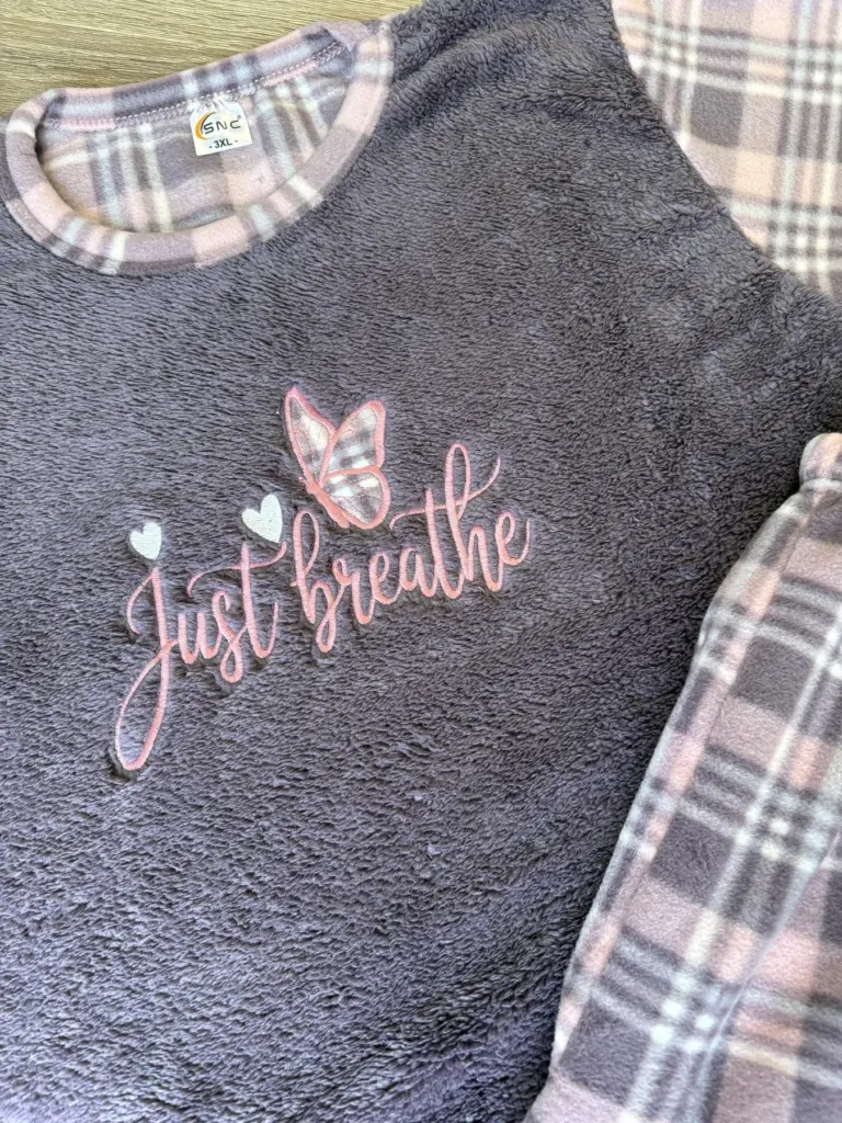 Тепла жіноча піжама з флісу великих розмірів «Just Breathe», фіолетова — фото 3