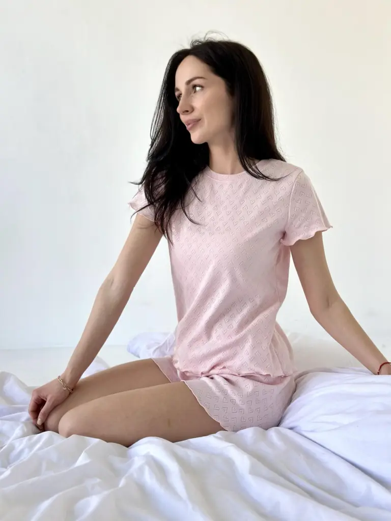 Жіноча піжама з рібани з рюшами «Rose Amour» (футболка і шорти), блідо-рожева — фото 4