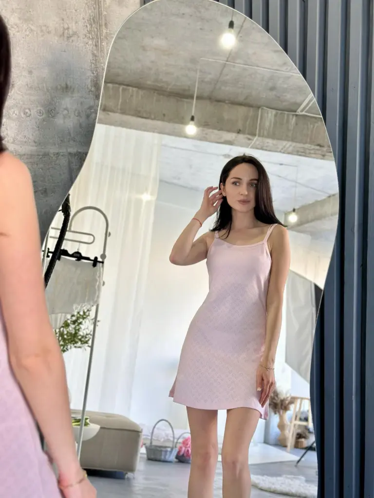 Жіноча нічна сорочка з рібани «Rose Amour», блідо-рожева — фото 2