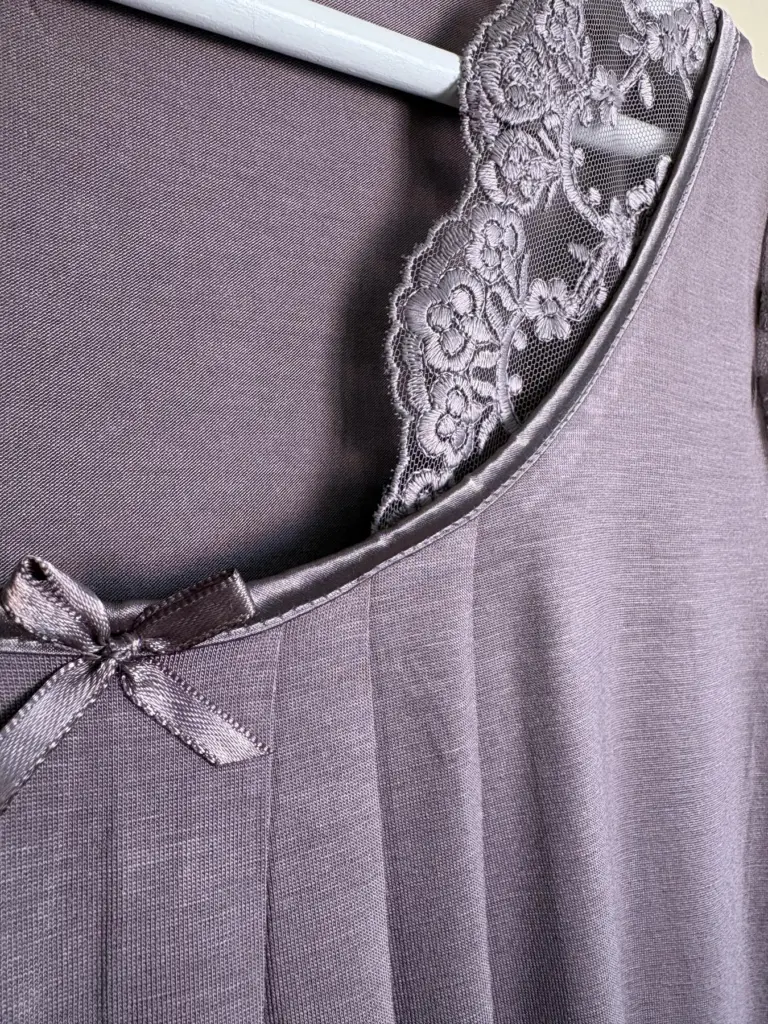 Жіноча нічна сорочка з віскози «Elegance», лілова — фото 2