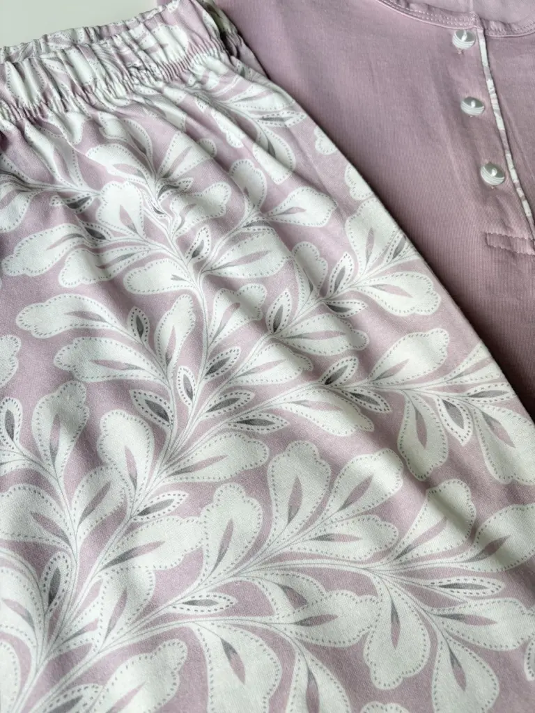 Жіночий домашній комплект з трикотажу великих розмірів «Lilac» (футболка і капрі), рожевий — фото 3