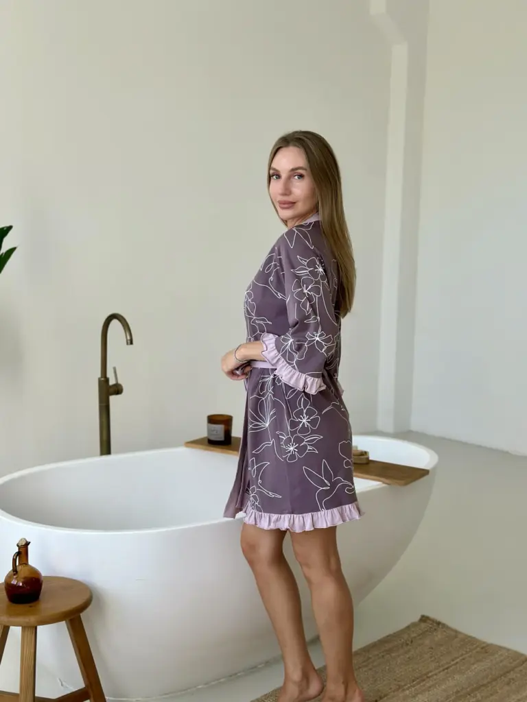 Жіночий бавовняний халат з рюшами «Lavelle», ліловий — фото 9